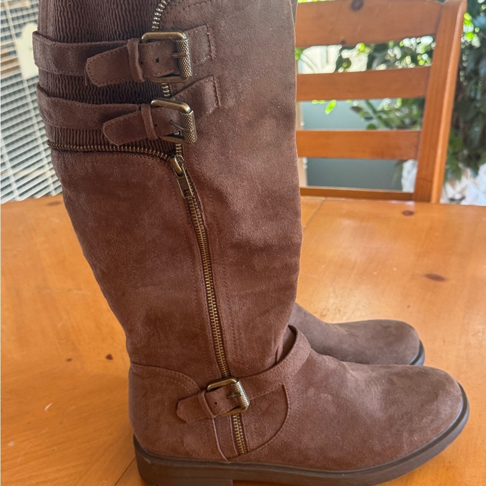 New never worn size 10M tall women’s brown boots by White Mountain.